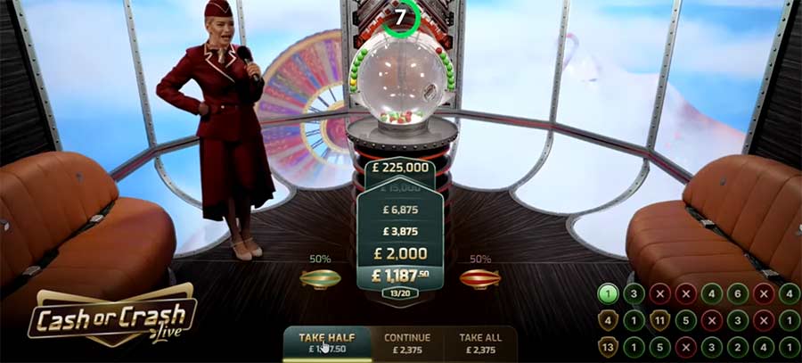 Schermata di gioco Cash or Crash che mostra i livelli di vincita da £ 1.187 a £ 225.000 con le opzioni Prendi metà, Continua e Prendi tutto, con un'ambientazione interna scura